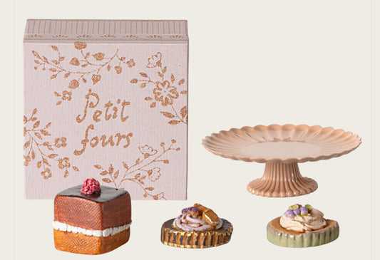 Cakes and cakestand, Mini