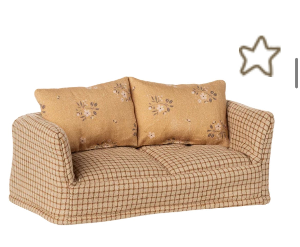 Couch, Mouse - Mable