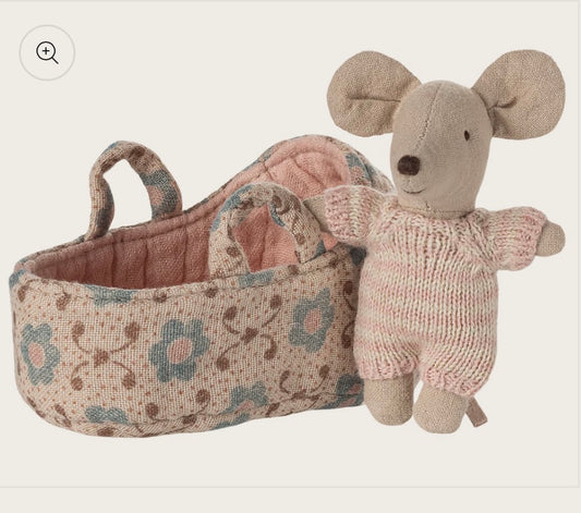 Baby mouse in carry cot - Rose