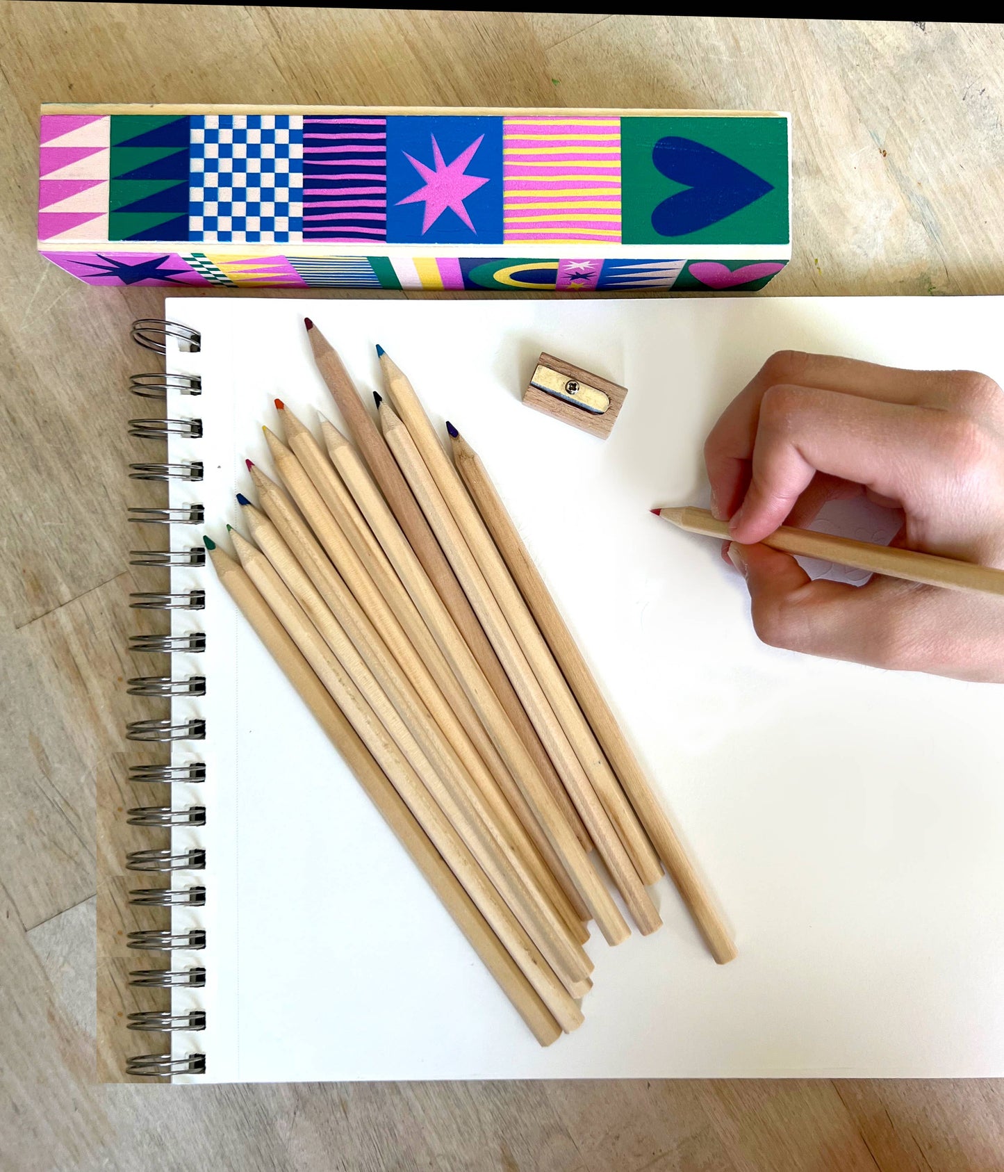 WOODEN PENCIL BOX + COLORED PENCILS - GEO LOVE