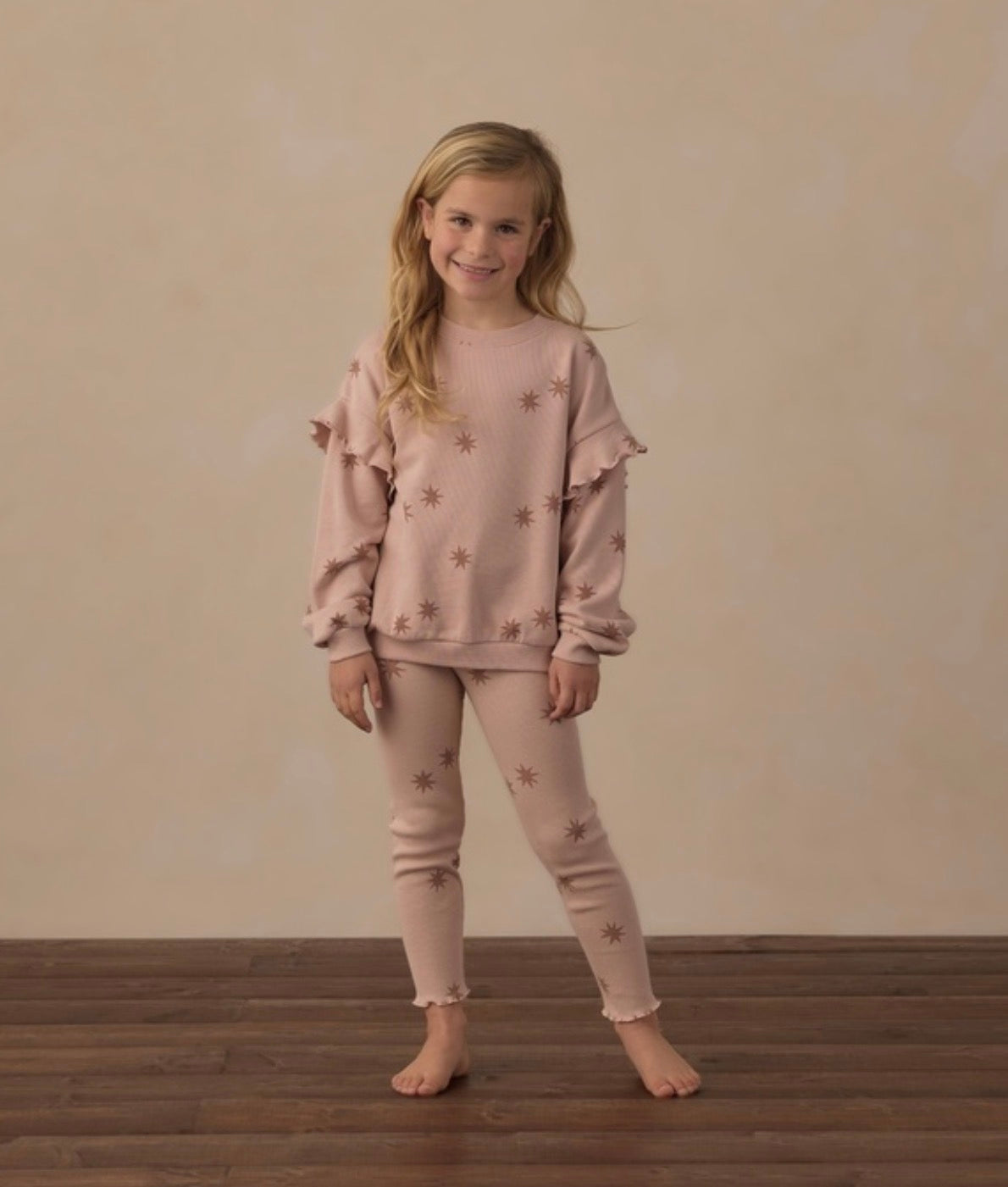 RUFFLE SWEATSHIRT + COAST RIBBED LEGGING CLAY STARS