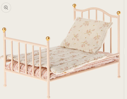 Vintage bed, Mouse - Rose