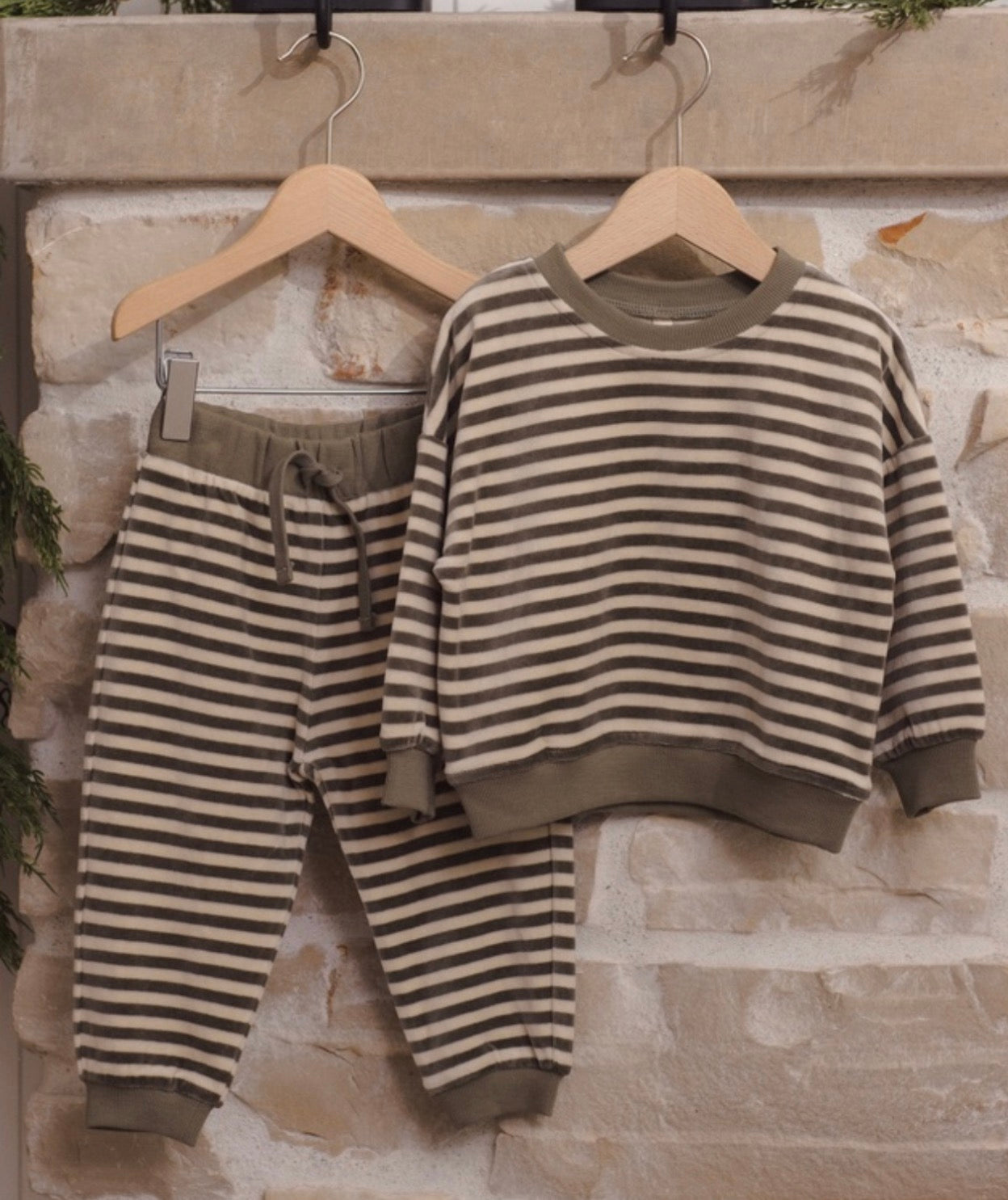 VELOUR RELAXED SWEATSHIRT + SWEATPANT SPRUCE STRIPE