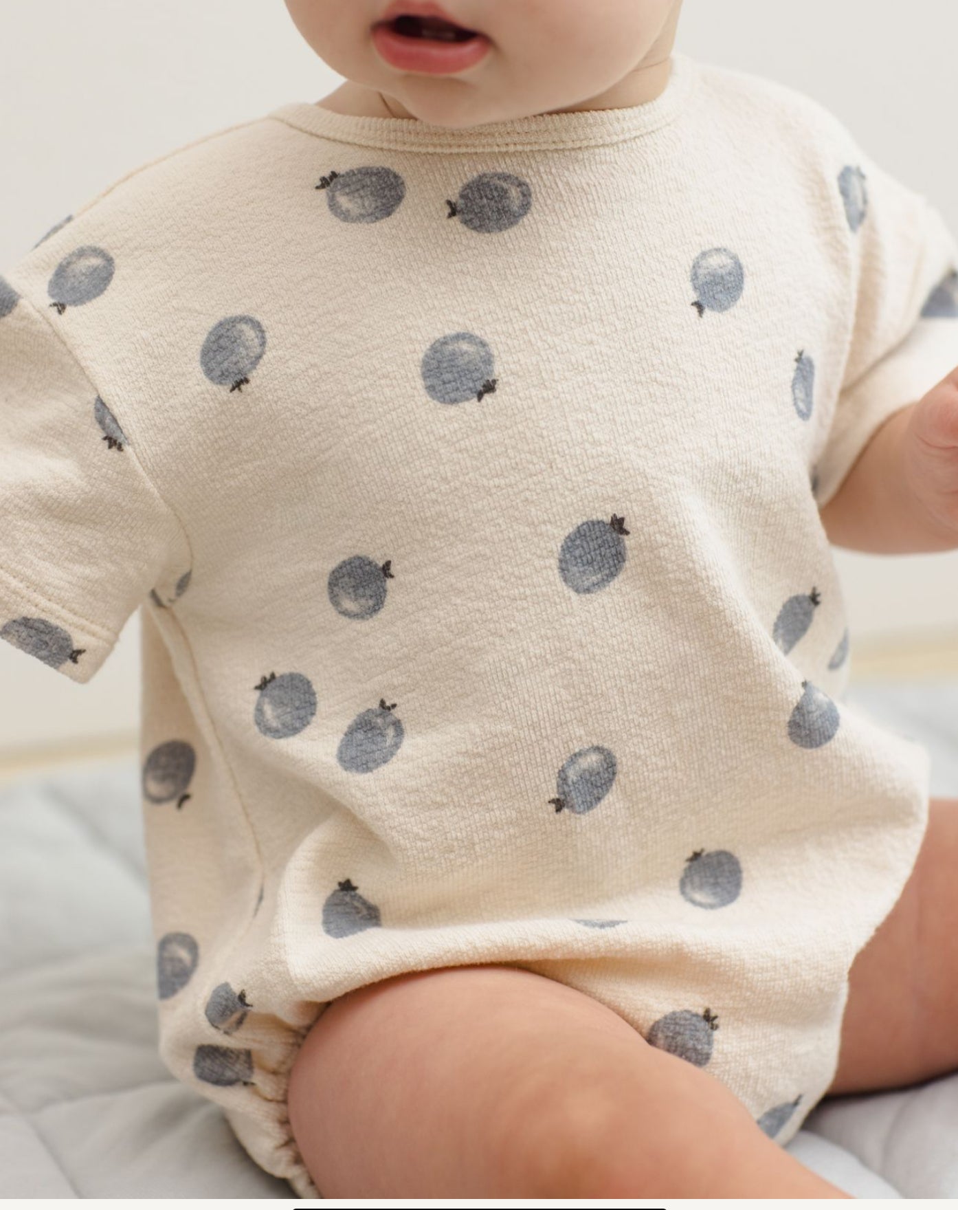 RELAXED SHORT SLEEVE BUBBLE ROMPER BLUEBERRIES