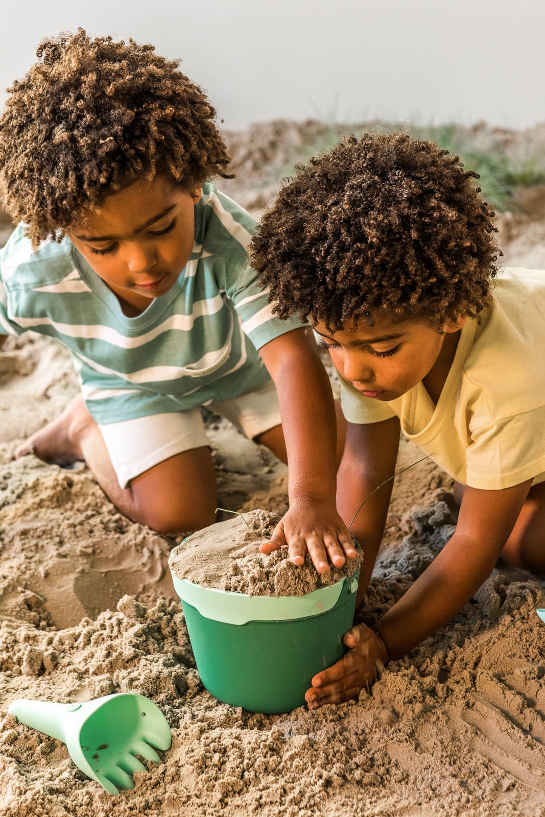 Quut Bucki - Bucket & Sand Sifter. Beach Sand and Pool Toy.